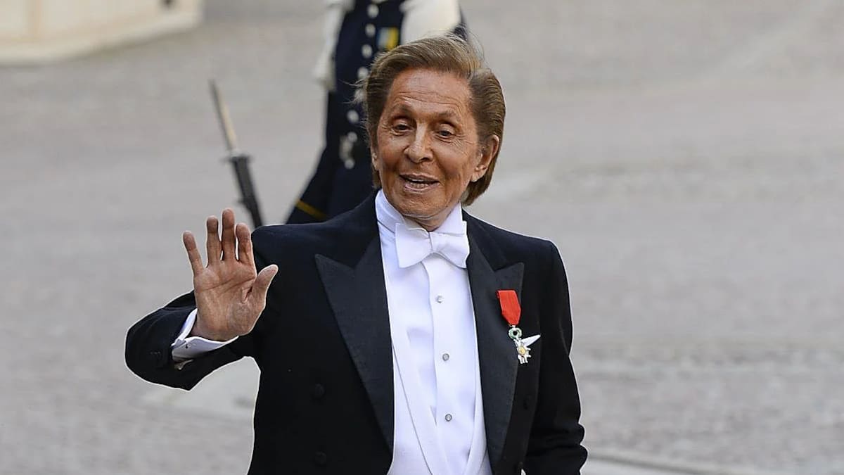 El diseñador italiano Valentino muere en Roma a los 93 años.
