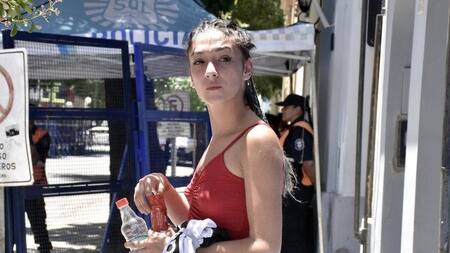 Tatiana Caro saliendo del tribuna. Foto: NA.