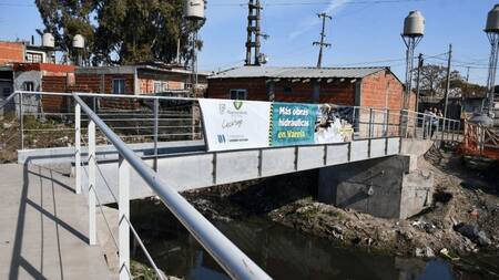 Un nuevo puente peatonal une Florencio Varela y Quilmes.