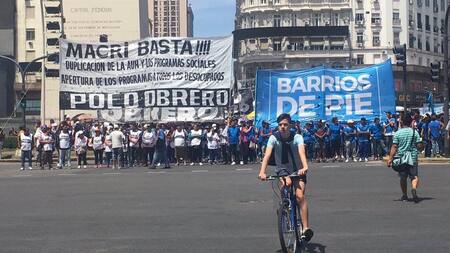 Organizaciones sociales realizan corte en la 9 de Julio