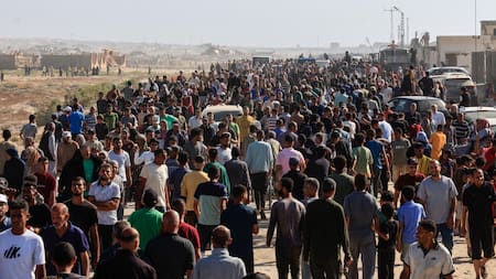 Entrega de ayuda humanitaria en la Franja de Gaza. Foto: REUTERS/Hatem Khaled.