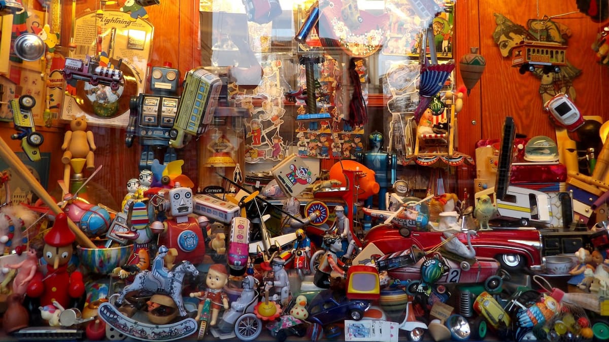 Vidriera de juguetería. Foto: Unsplash.