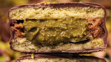 El alfajor “Dubai” de pistacho se puede hacer en casa: la receta para lograr el irresistible sabor de la golosina furor