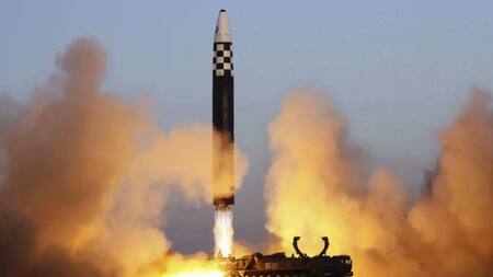 Misil balísitico norcoreano en el mar de Japón. Foto: Twitter.
