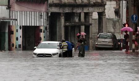 Fuertes lluvias en el occidente cubano por el remanente de Agatha. Foto: EFE.