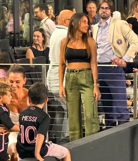 Antonela Roccuzzo siendo observada. Foto: Twitter.