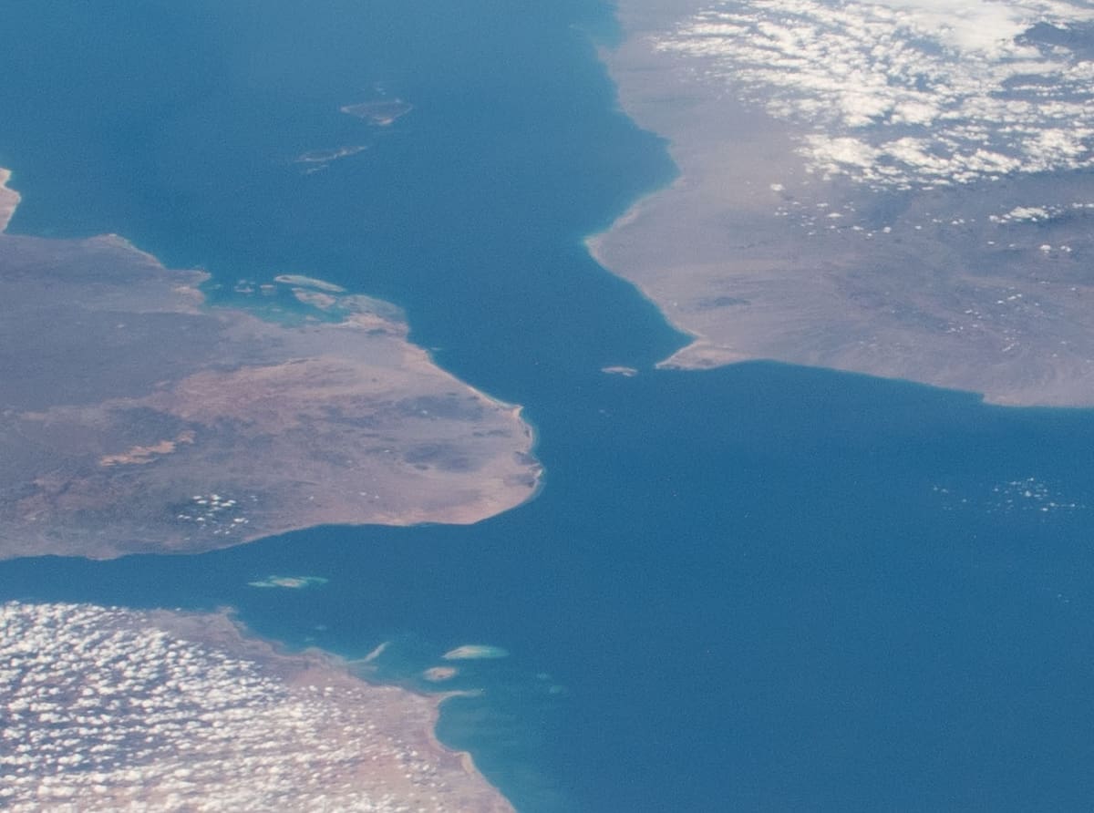 Imagen satelital del estrecho de Bab al Mandeb.