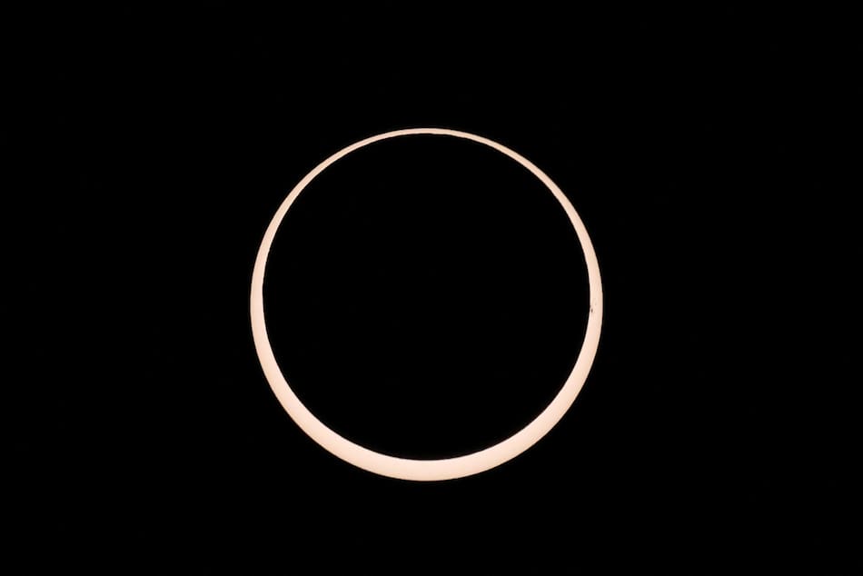 Eclipse solar anular 2024 desde la Isla de Pascua, Chile. Foto Reuters.