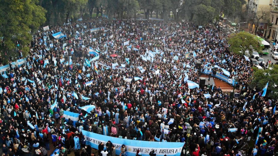 Banderazo en apoyo a Cristina Kirchner en Parque Lezama.