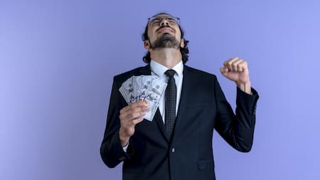 Dinero, millonario. Foto: Freepik.