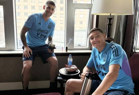 "Cuti" Romero y Nahuel Molina, siempre con el palo santo. Foto: Instagram @cutiromero2.