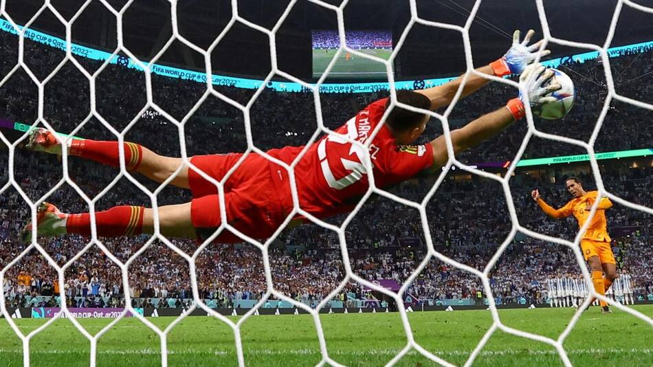 El penal de Dibu Martínez a Van Dijk. Foto: Reuters.