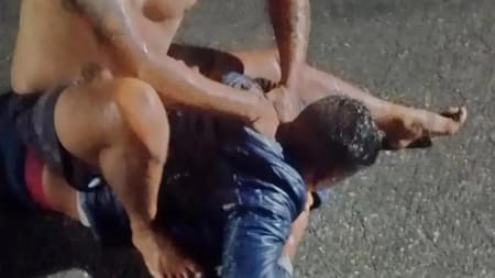 La llave "mataleón" que le aplicó el profesor de artes marciales al delincuente. Foto: Gentileza El Doce.