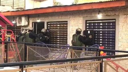 El allanamiento a "Los Amarilla", el clan que atemorizaba a González Catán. Foto: captura video