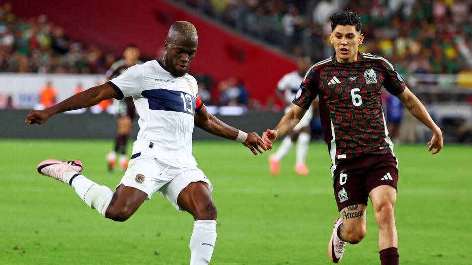 Ecuador clasificó a los cuartos de final de la Copa América, pero dos de sus jugadores casi se agarran a las piñas. Foto: Reuters