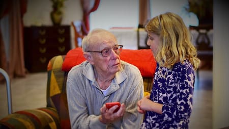 Los adultos mayores tienen mejor memoria visual que los jóvenes al ser distraídos. Foto: Unsplash.