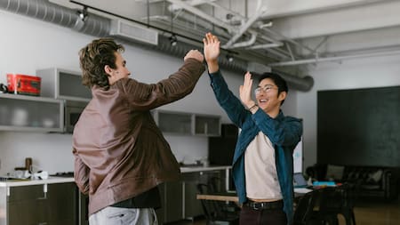 Saludo entre dos personas.