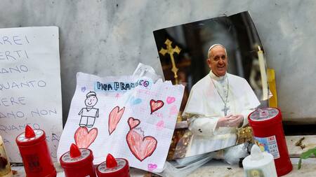 El papa Francisco está internado en el hospital Gemelli de Roma. Foto: Reuters/Ciro De Luca