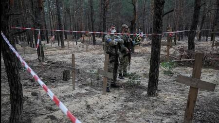 Fosa común hallada en Ucrania_Reuters