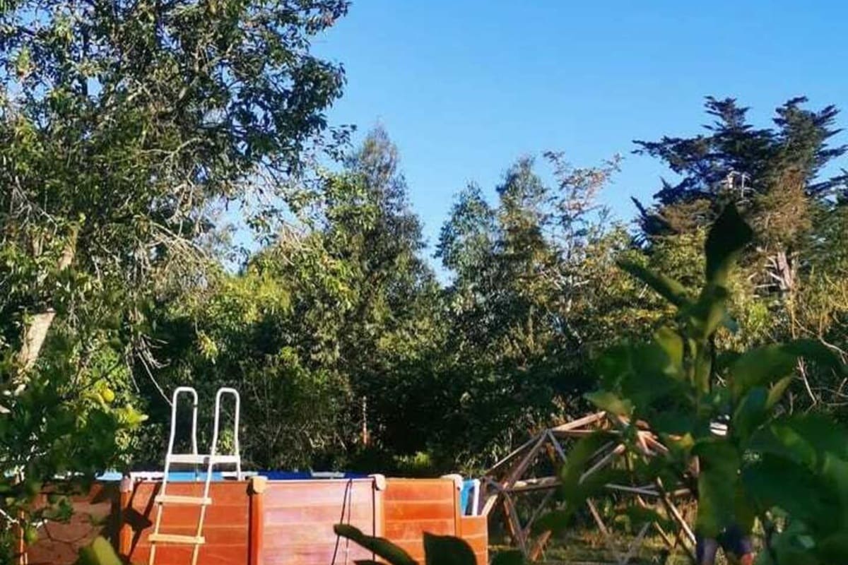 El proyecto se presenta como un refugio para quienes desean alejarse del ritmo urbano y experimentar una forma de vida más cercana a la naturaleza.
