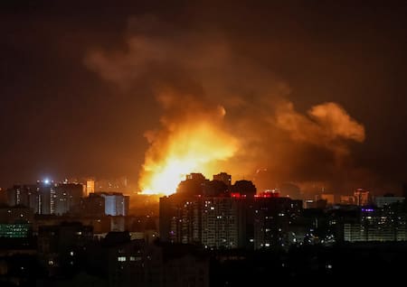 Consecuencias de los ataques de Rusia en Kiev, capital de Ucrania. Foto: Reuters/Thomas Peter.