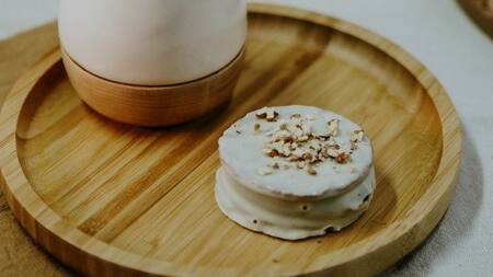 Alfajor de harina de nuez y dulce de leche, cubierto con chocolate blanco de Chacra Los Retamos.