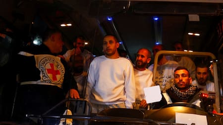 Algunos de los palestinos liberados por Israel. Foto: Reuters/Hatem Khaled.