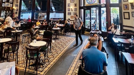 El Bar Notable que resurgió de las cenizas y donde Gardel descubrió su vocación: queda en Balvanera y tiene 135 años