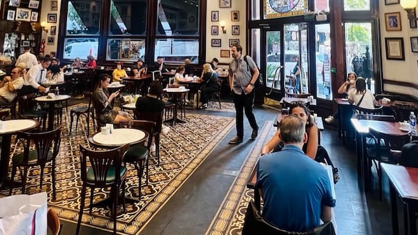 El Bar Notable que resurgió de las cenizas y donde Gardel descubrió su vacación: queda en Balvanera y tiene 135 años