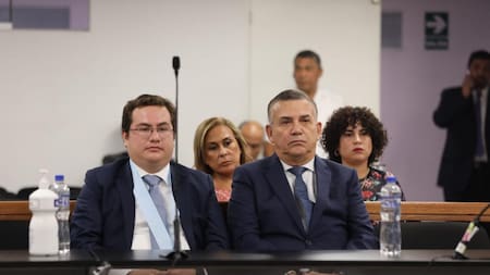 Daniel Urresti (derecha) junto con su abogado. Foto: Twitter @csnjpeOficial