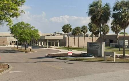 La escuela primaria de Florida donde Alyssa Ann Zinger conectaba con los menores. Foto: Gentileza Tampa Bay Times.