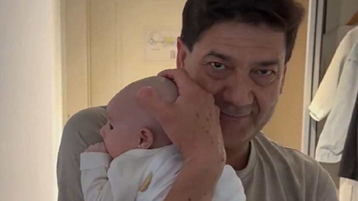 Silvino Baéz con la bebé de Burlando. Foto: captura.