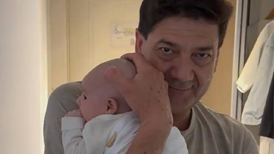 Silvino Baéz con la bebé de Burlando. Foto: captura.
