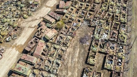 Preocupación en el Kremlin: imágenes satelitales muestran como Rusia está agotando su reserva de tanques de guerra