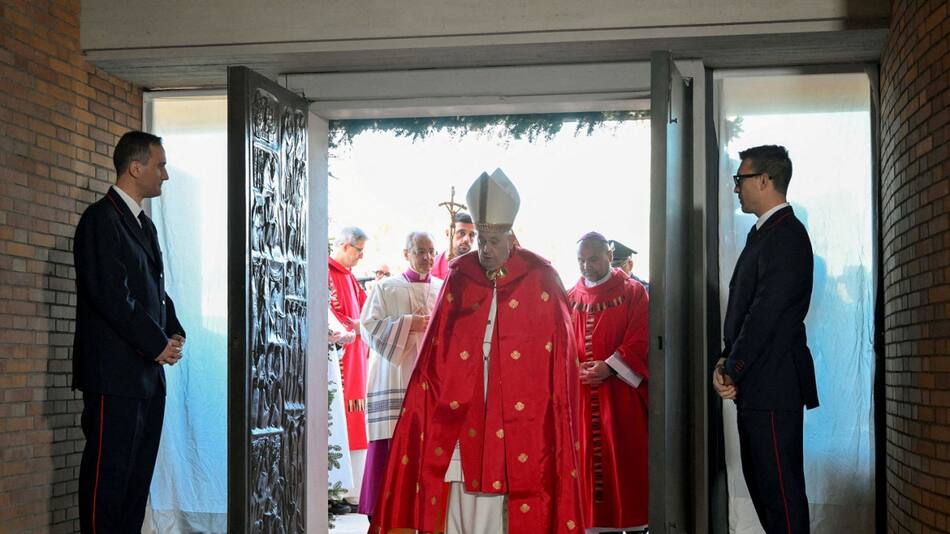 El papa Francisco abrió la Puerta Santa en una cárcel de Roma. Foto: Reuters
