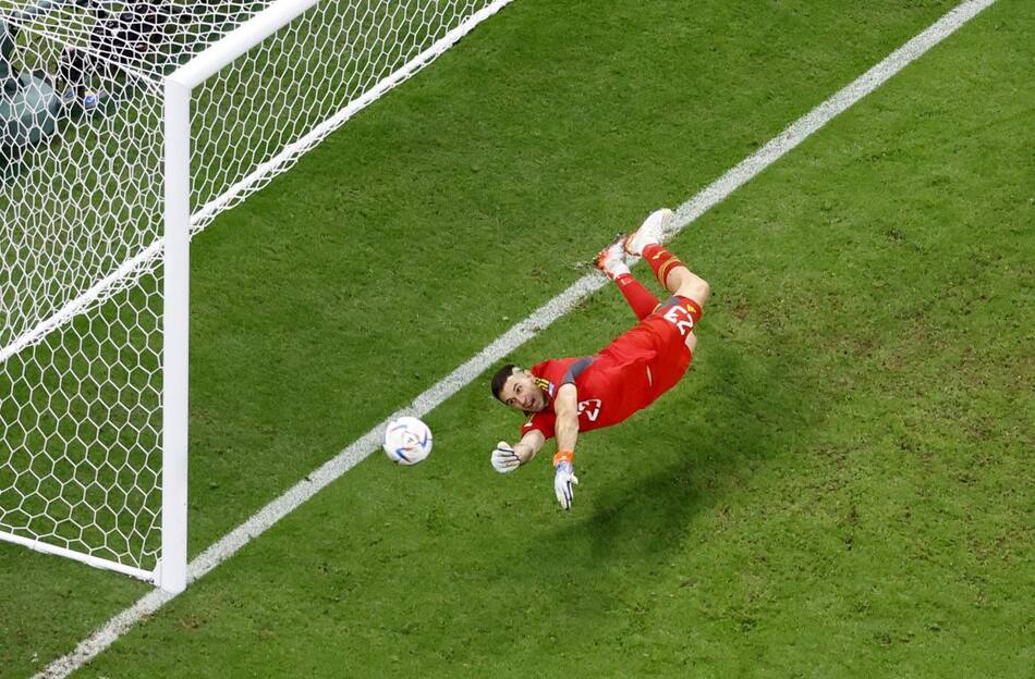 Dibu Martínez penal; PBA-ARG; Qatar 2022. Foto: Reuters.