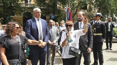 Placa en homenaje a las Madres y Abuelas de Plaza de Mayo en Roma. Foto: EFE.