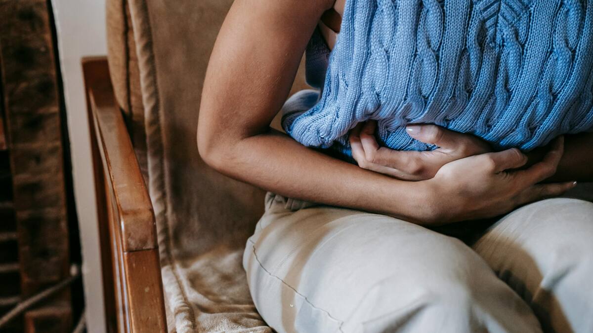 Uno de los síntomas es el dolor abdominal. Foto: Pexels.
