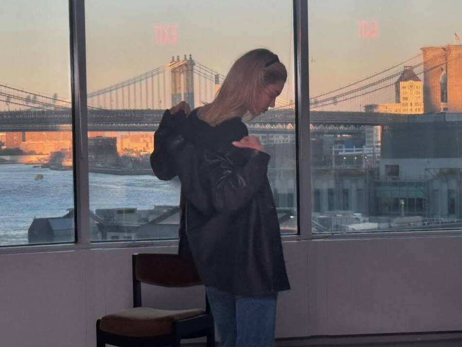 Kendall Jenner se suma a la tendencia de las camperas de cuero oversize. Foto Instagram @kendalljenner