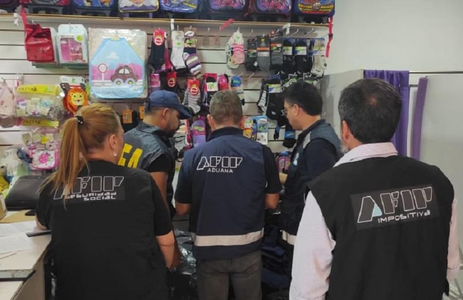 Aduanas-AFIP allanó 71 locales de ropa en Entre Ríos y el AMBA