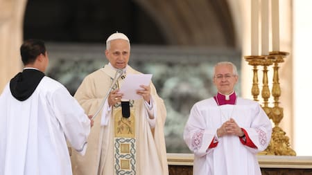 El Papa León XIV habla durante su misa inaugural en la Plaza de San Pedro en el Vaticano, el 18 de mayo de 2025. REUTERS/CLAUDIA GRECO