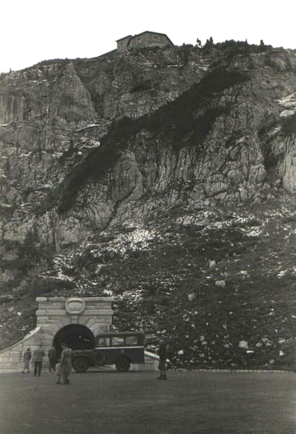 Fotografía de 1945 que muestra la entrada del túnel al elevador que sube a la Kehlsteinhaus