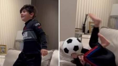 Ciro Messi imitó a "Dibu" Martínez en el living de la casa de París. Créditos: Instagram @leomessi.