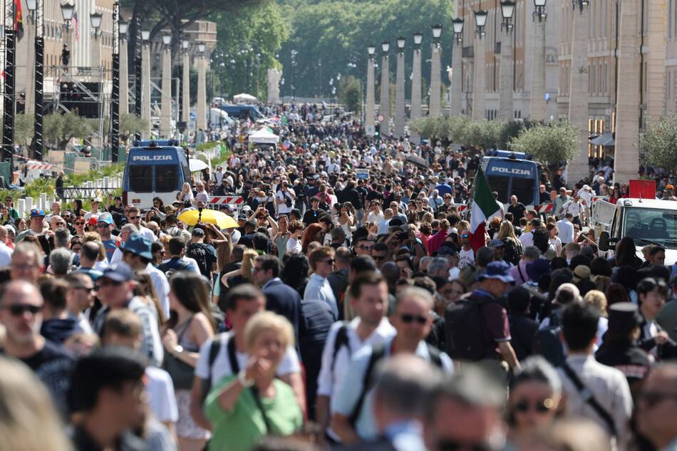 Miles de fieles en el Vaticano para despedir al papa Francisco. Foto: REUTERS/Mohammed Salem.