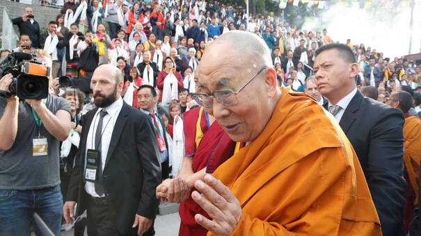 La llamativa explicación de tibetanos tras el video del Dalai Lama besando un niño: "Todo está hipersexualizado"