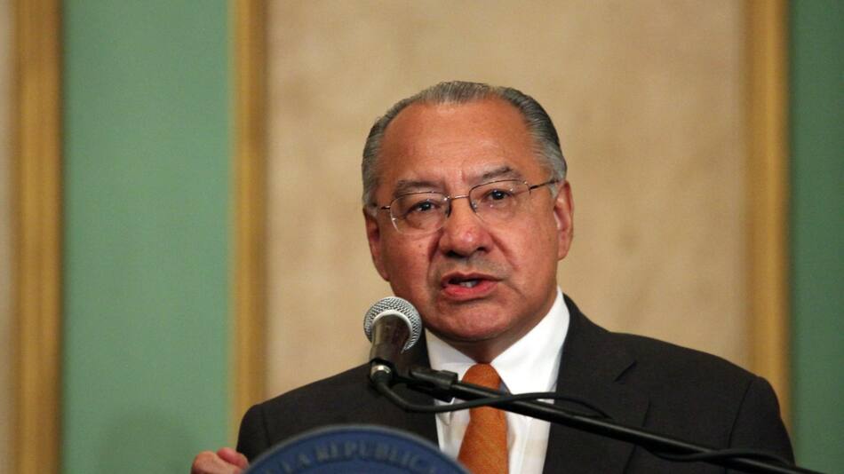 Fotografía de archivo fechada el 8 de mayo de 2013 donde aparece el exdiplomático estadounidense Manuel Rocha mientras habla durante una rueda de prensa en Santo Domingo (República Dominicana). EFE