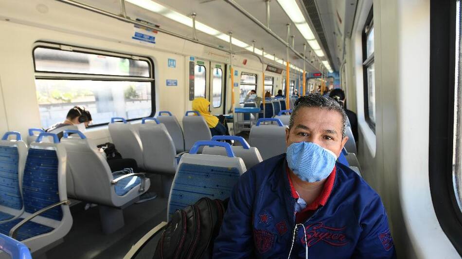 Coronavirus, Argentina, hombre con barbijo en tren, NA
