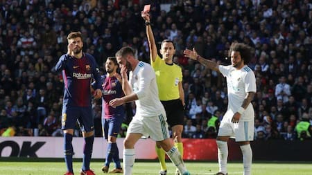 José Sánchez expulsa a Dani Carvajal en un clásico de 2017. Foto: REUTERS.