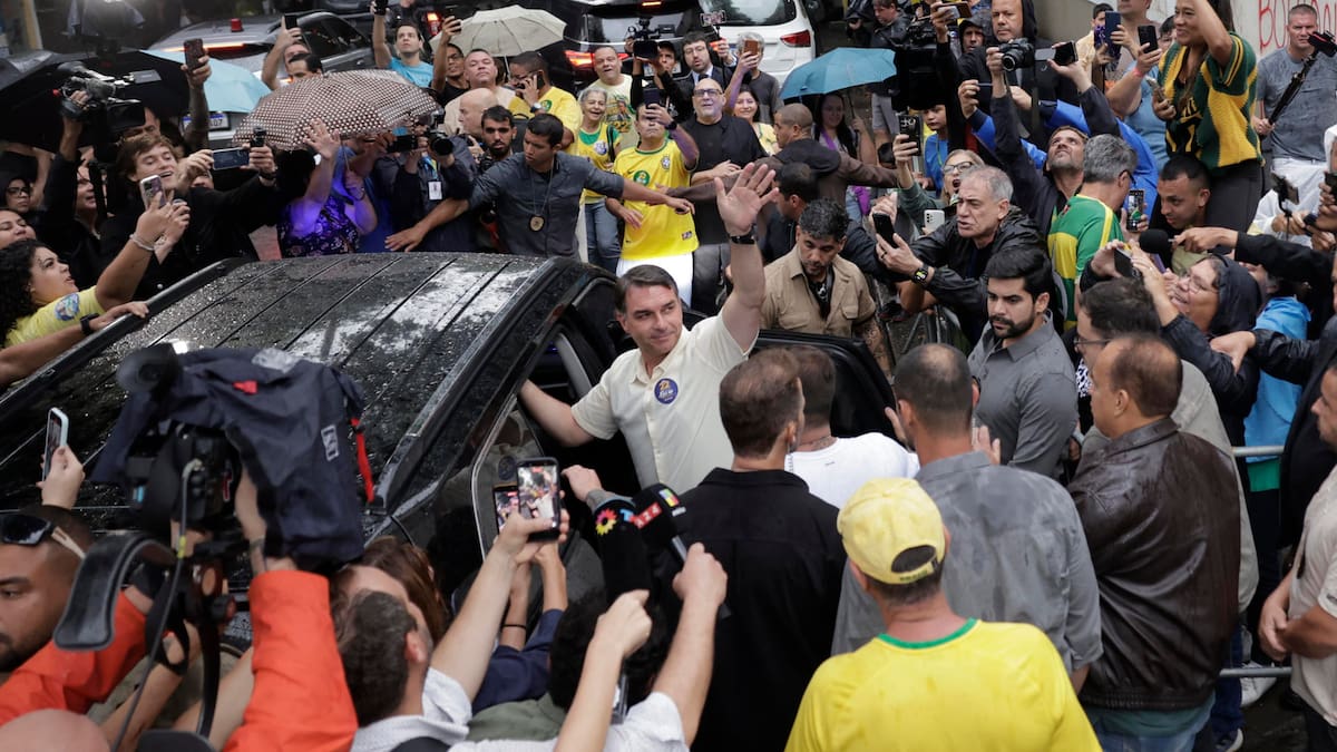 Flávio Bolsonaro votó en Rio de Janeiro: “Llegó el momento de cambiar”