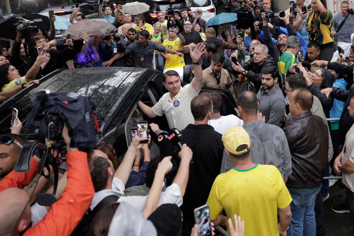 Flávio Bolsonaro votó en Rio de Janeiro: “Llegó el momento de cambiar”